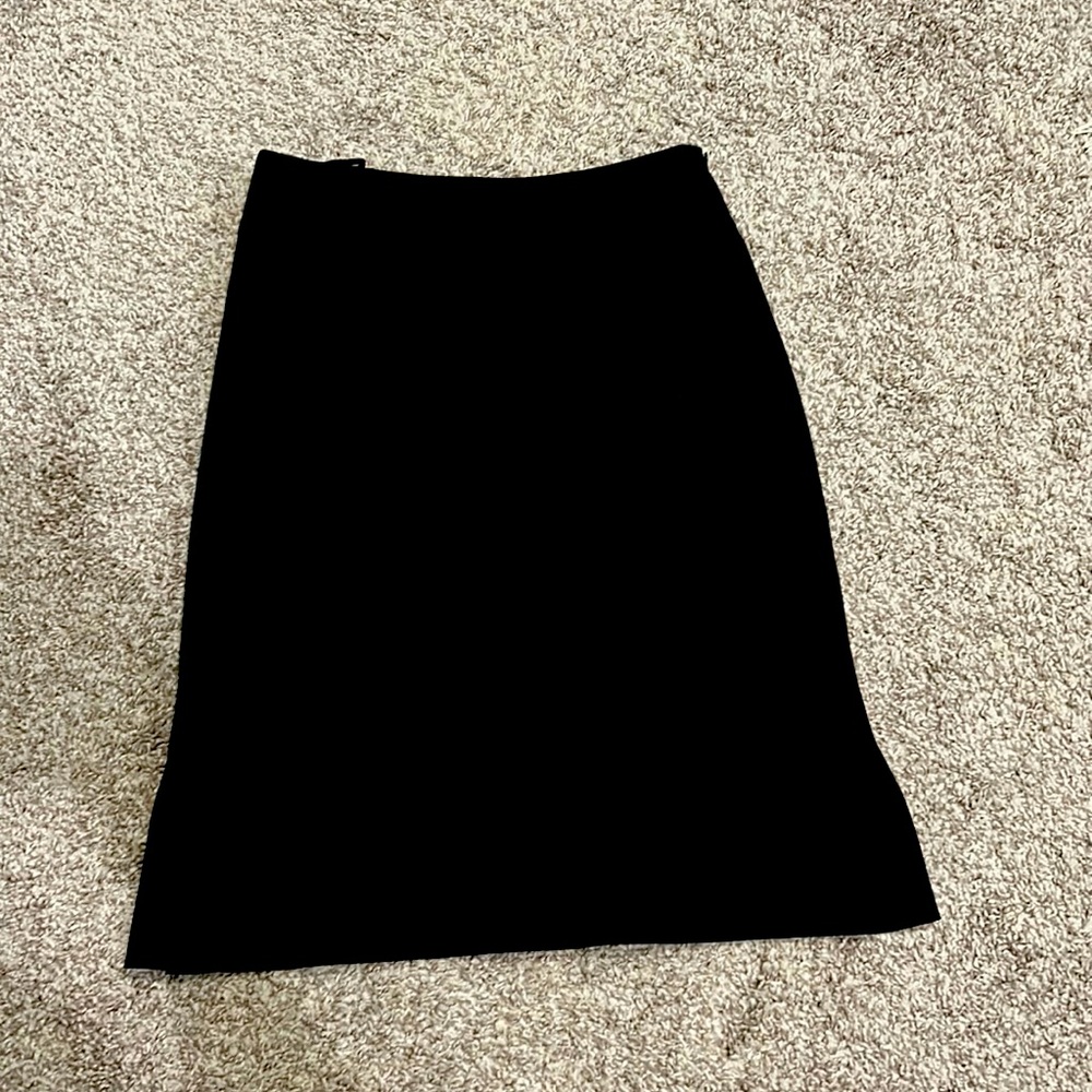 Banana Republic black midi skirt. Stretch fabric. Size 0. Great condition.
